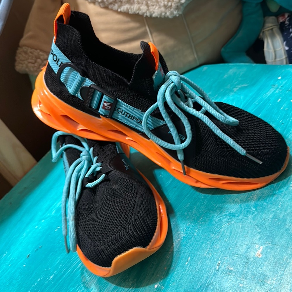 Tennis shoes